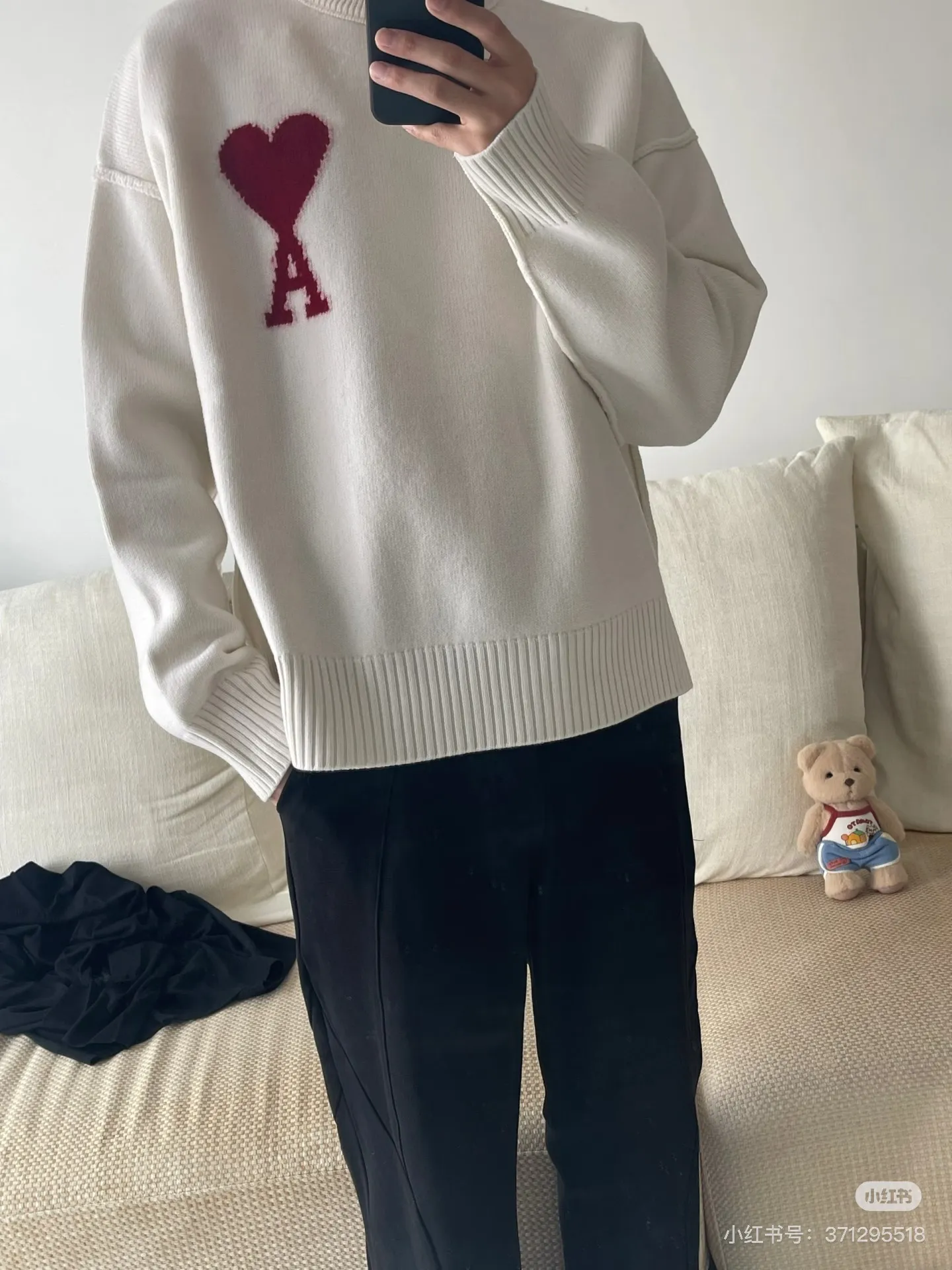 [Upper body picture] Ami Red love crew neck sweater